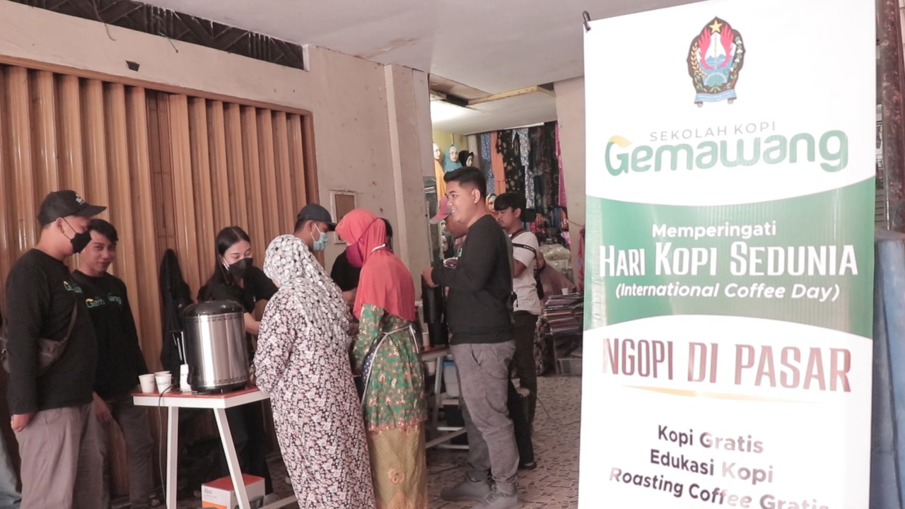 Hari Kopi Sedunia dengan Ngopi Gratis di Pasar Kliwon