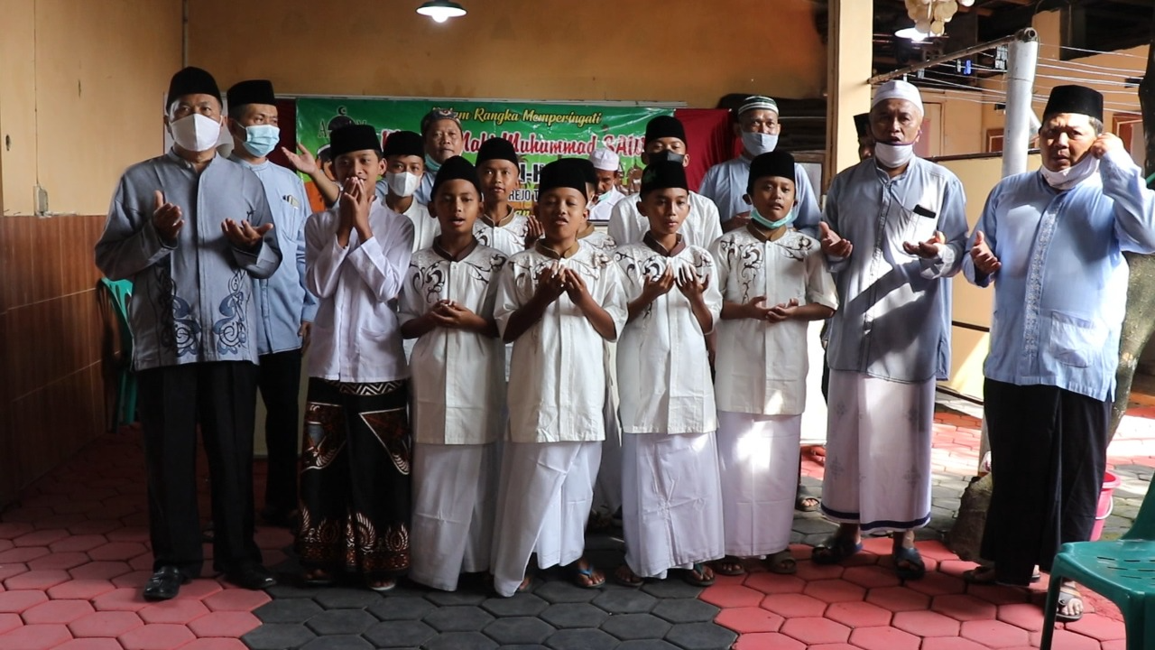 Sambut Maulid Nabi, Masjid Al Hakim Perum Sekip Maron Gelar Sunatan Massal