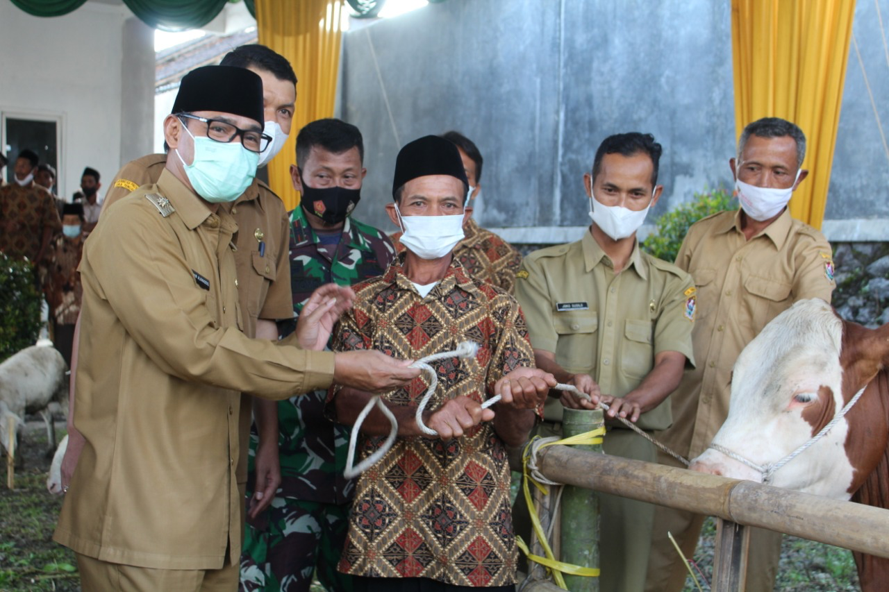 Tingkatkan Ekonomi Warga, Pemdes Keblukan Berikan Bantuan Hewan Ternak