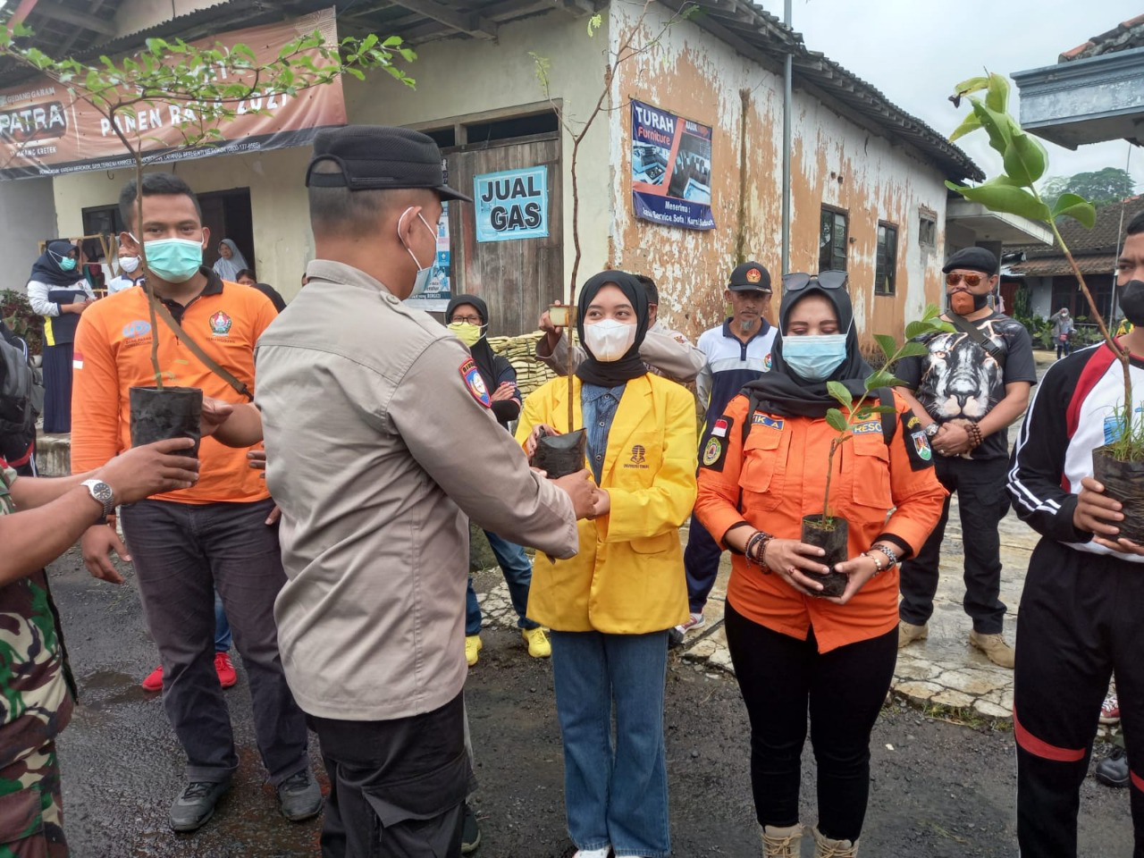 Penanaman Bibit Pohon Konservasi Tanah dan Air Berkelanjutan di Parakan