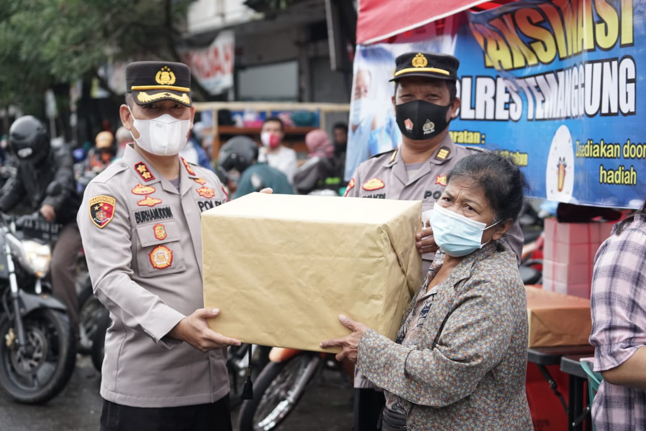 Tinjau Gerai Vaksinasi Lansia, Kapolres Bagikan Doorprize