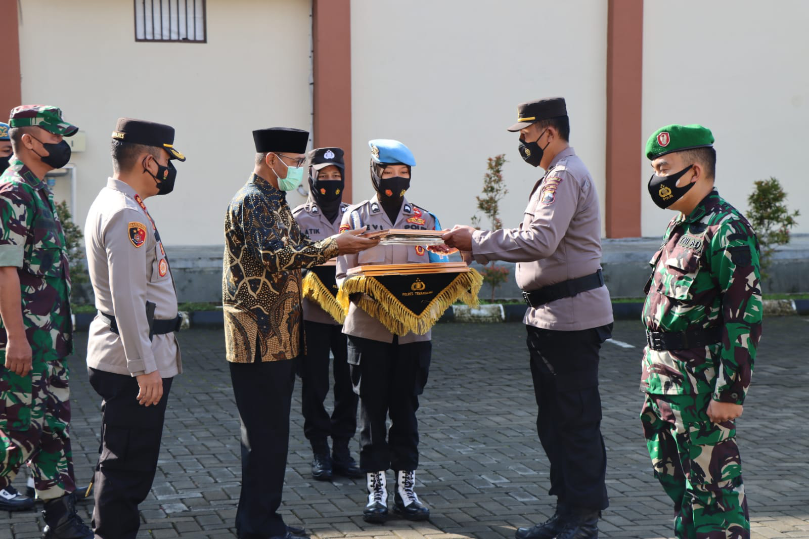 Kapolda dan Pangdam Beri Penghargaan Nakes, Babinsa, dan Bhabinkamtibmas