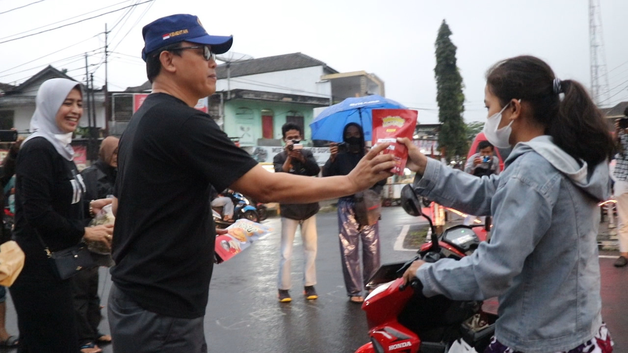 Wabup dan Ketua TP PKK Bagikan Produk UMKM Khas Temanggung