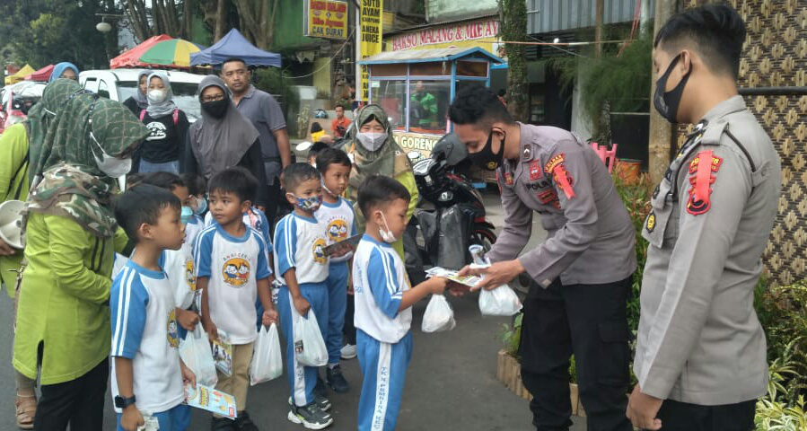 Bagi Takjil Cara Mendidik Anak Untuk Berbagi