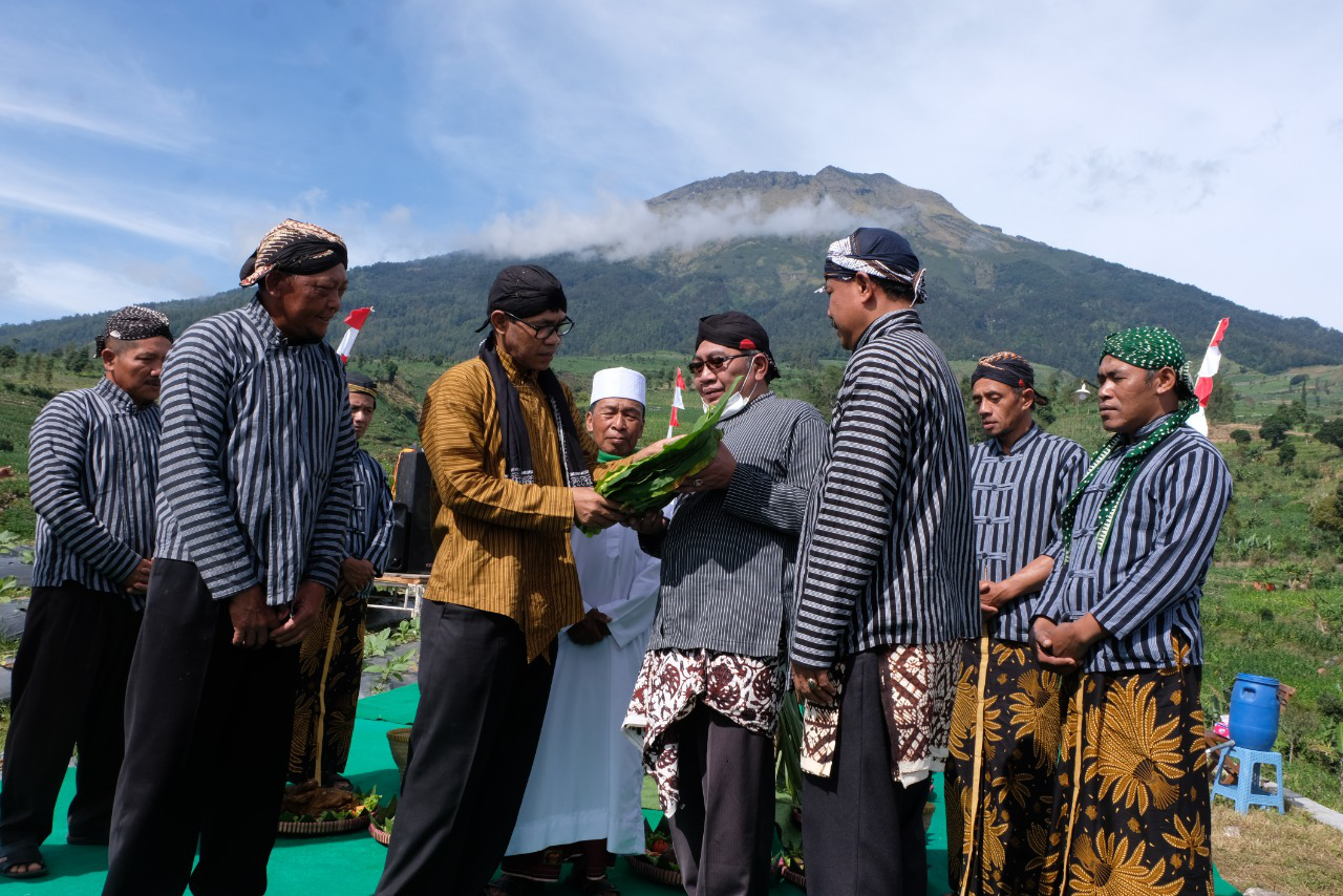 Tradisi Wiwit Mbako di Lereng Gunung Sumbing