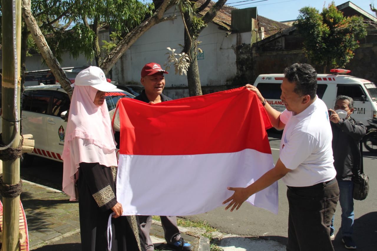 Pemkab Bagikan Bendera Merah Putih Kepada Masyarakat