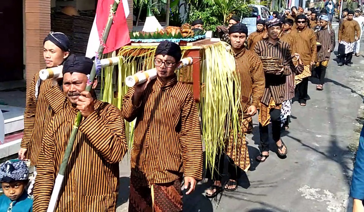 Warga Lereng Sumbing Gelar Kirab Budaya dan Upacara Khaul Kiai Joko Nolo