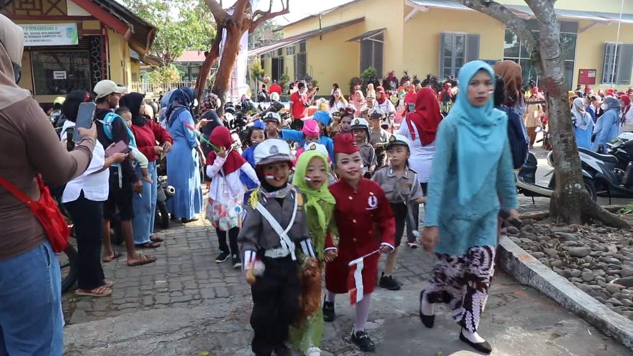 Meriahkan HUT ke-77 RI, Siswa SDN 3 Temanggung II Gelar Karnaval Kebhinekaan