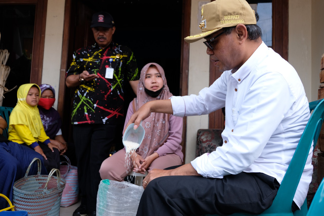 Pastikan Bantuan Berkualitas dan Libatkan UMKM, Bupati Sidak ke e-Warung