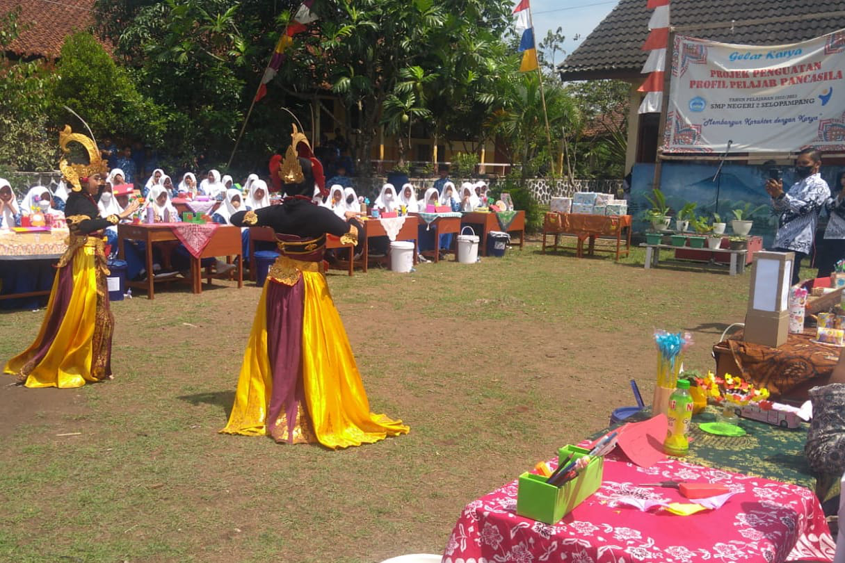 Perkuat Profil Pelajar Pancasila Siswa Olah Sampah Jadi Barang Berguna