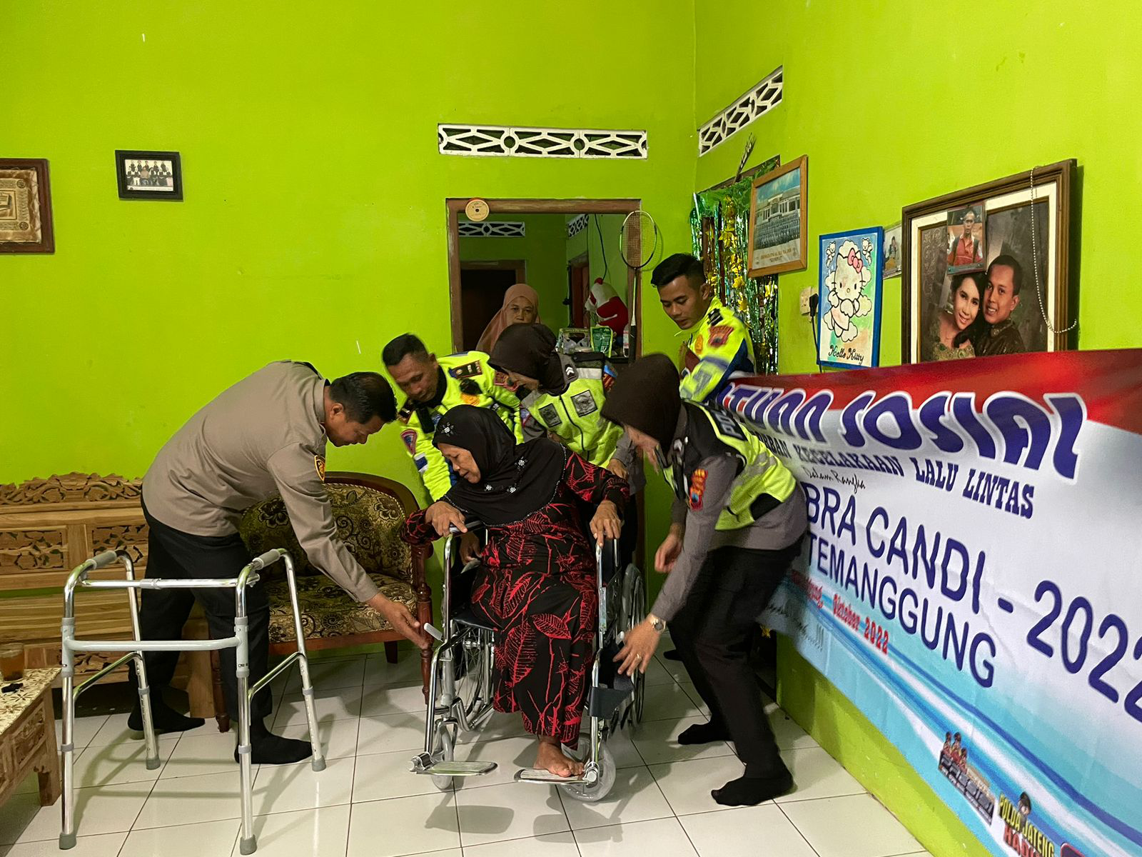 Polres Temanggung Berikan Bantuan Kursi Roda pada Korban Laka Lantas