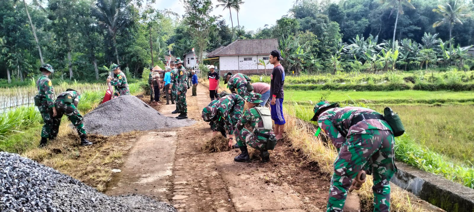 Taruna Akademi Militer Tingkat II/Sertar Laksanakan Latihan Praja Bakti di Wilayah Kabupaten Temangg