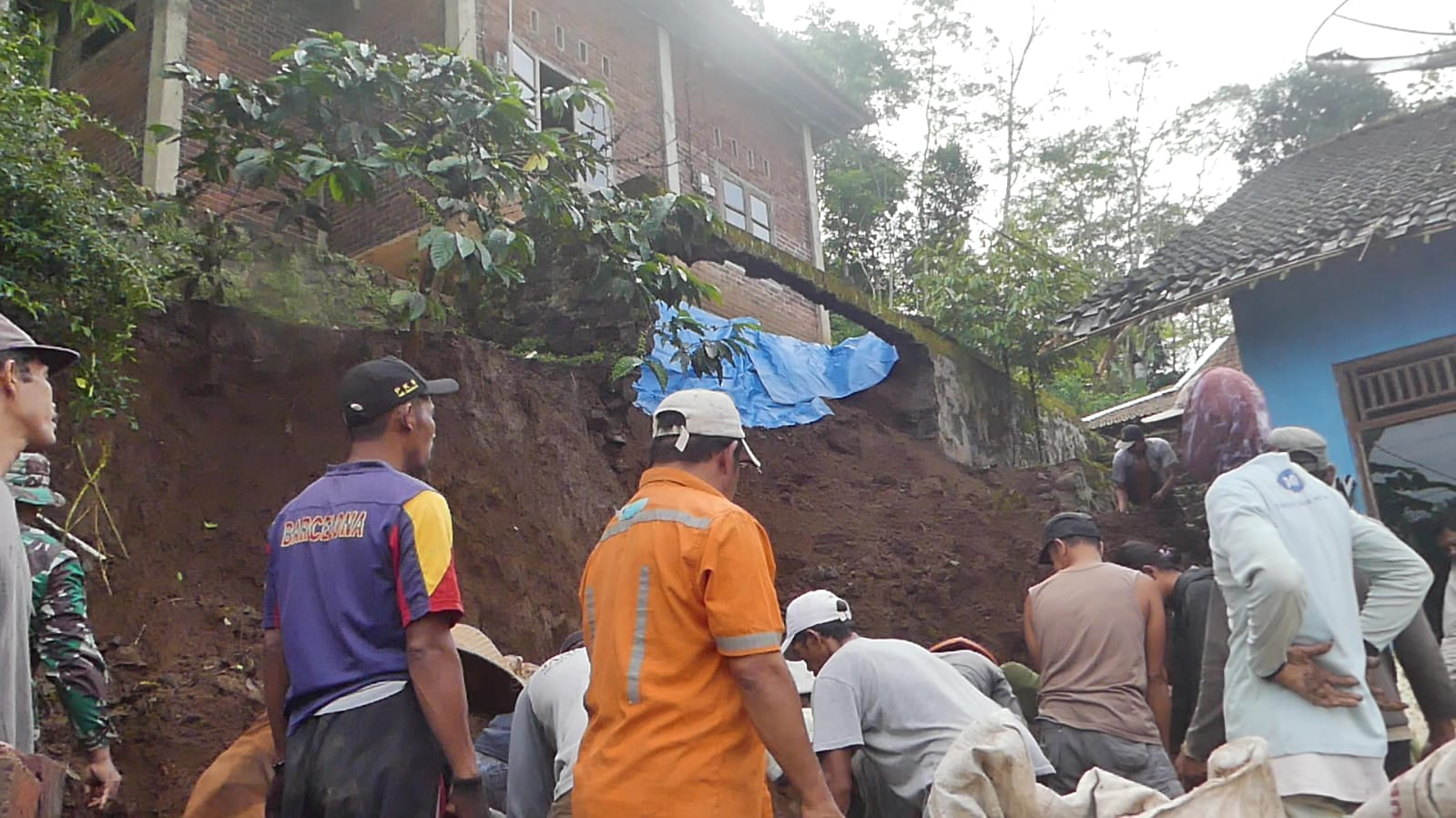 Longsor Hantam Rumah Warga, Dua Sepeda Motor Tertimbun