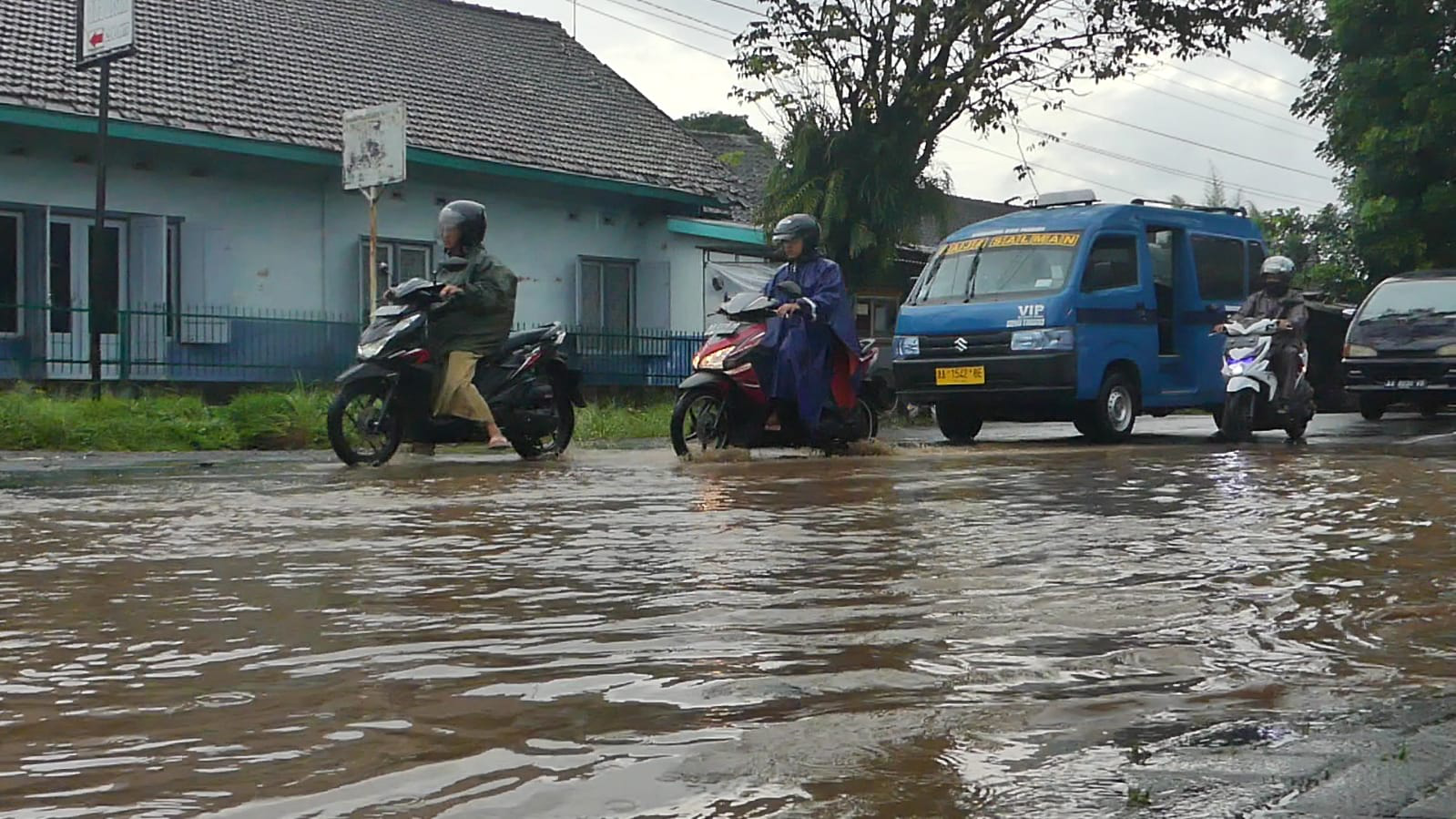 Luapan Air Sungai Terjang Pemukiman Warga dan Ruas Jalan Nasional