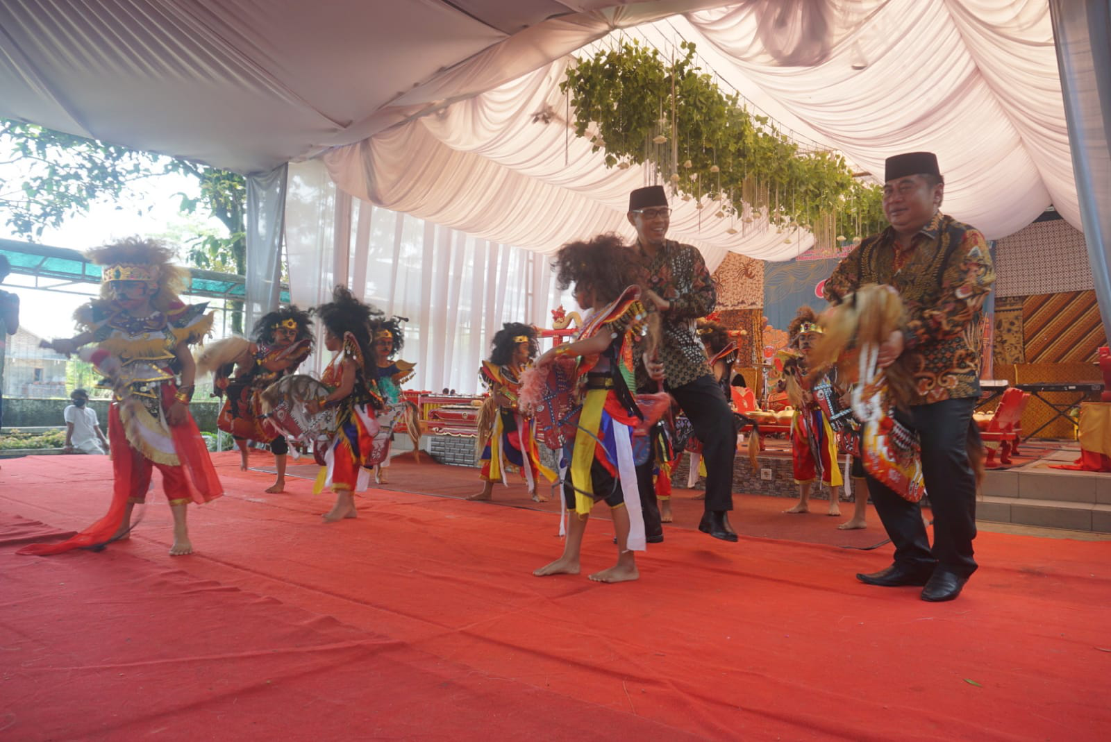 Didaulat Siswa TK Al Kaustar, Bupati dan Ketua DPRD Temanggung Menari Jaran Kepang