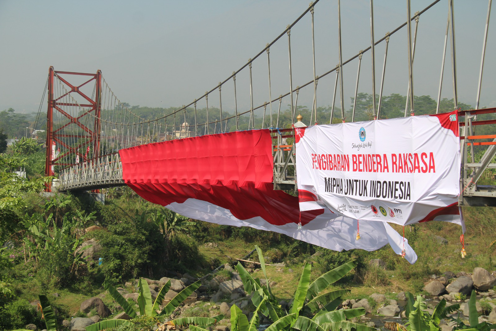 SMK MIPHA Bentangkan Bendera Merah Putih di Jembatan Gantung yang Diresmikan Jokowi