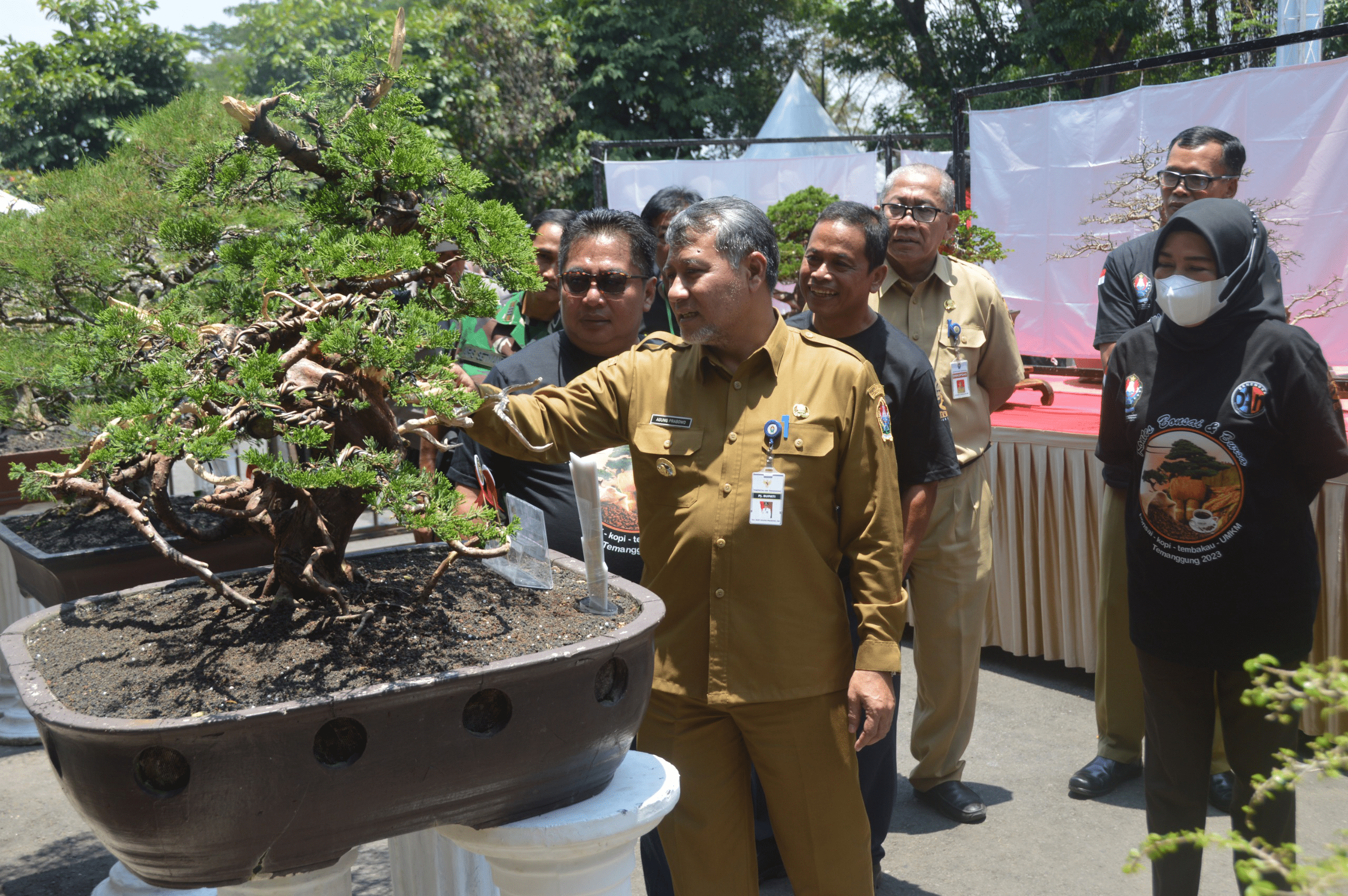 Pj. Bupati Kunjungi Pameran dan Bursa Bonsai, Tembakau dan UMKM