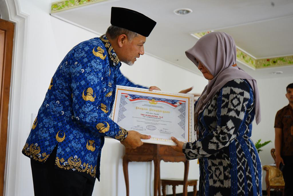 Pj. Bupati Temanggung Lepas 38 Anggota KORPRI Masuki Purna Tugas