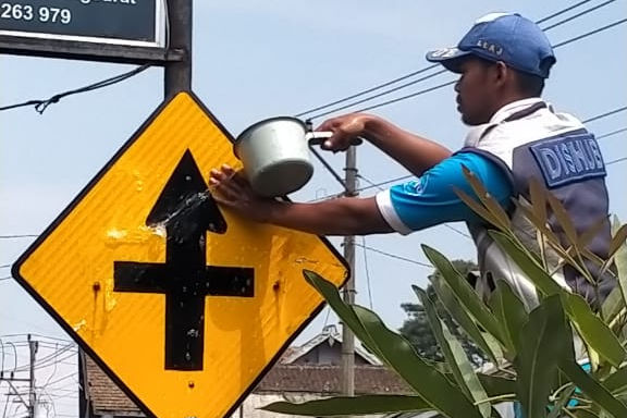 Persiapan Mudik, Rambu-Rambu Lalu Lintas Dibersihkan