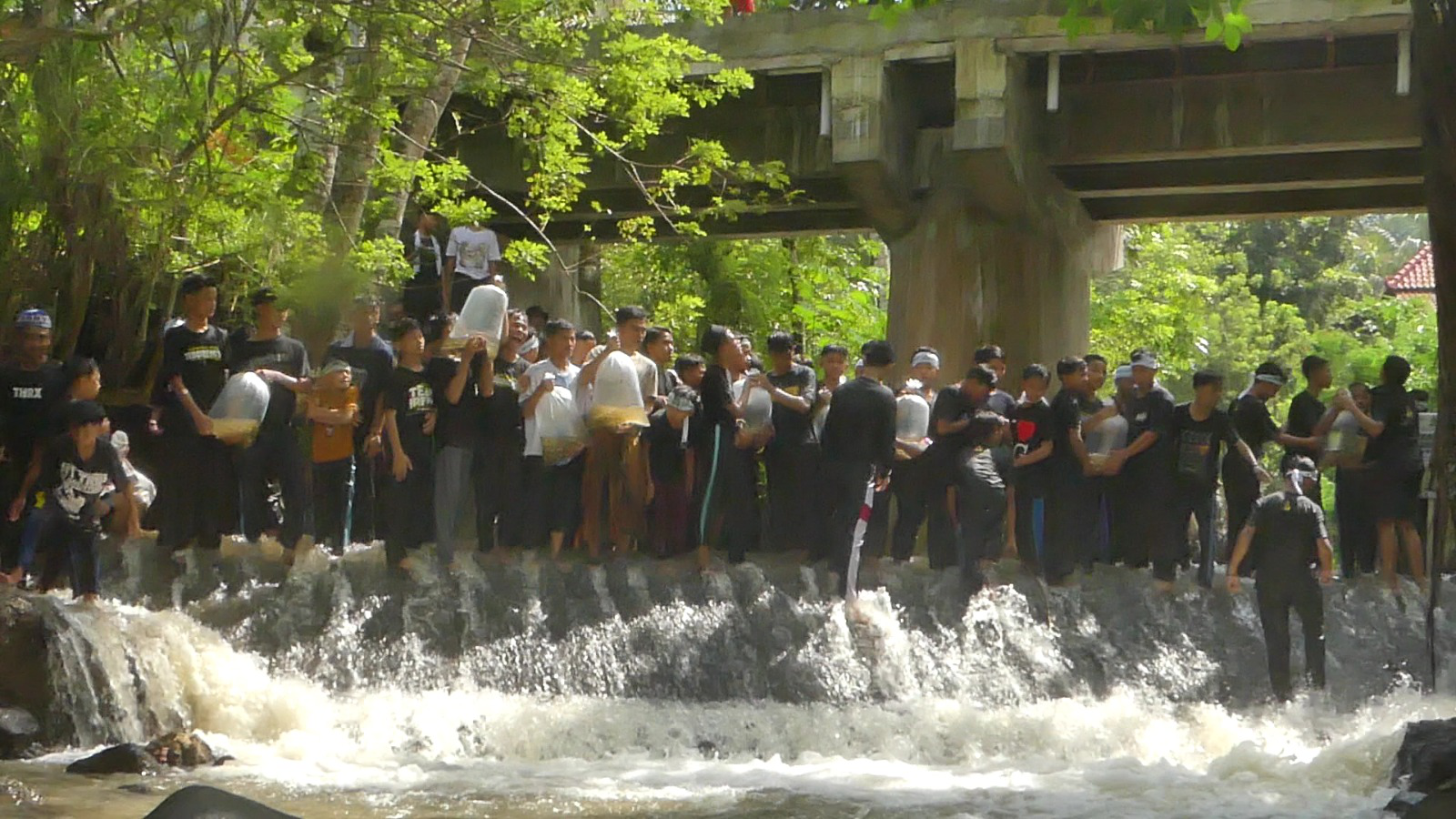 Santri Bersih Sungai Dan Tebar Benih Ikan Untuk Kelestarian Alam