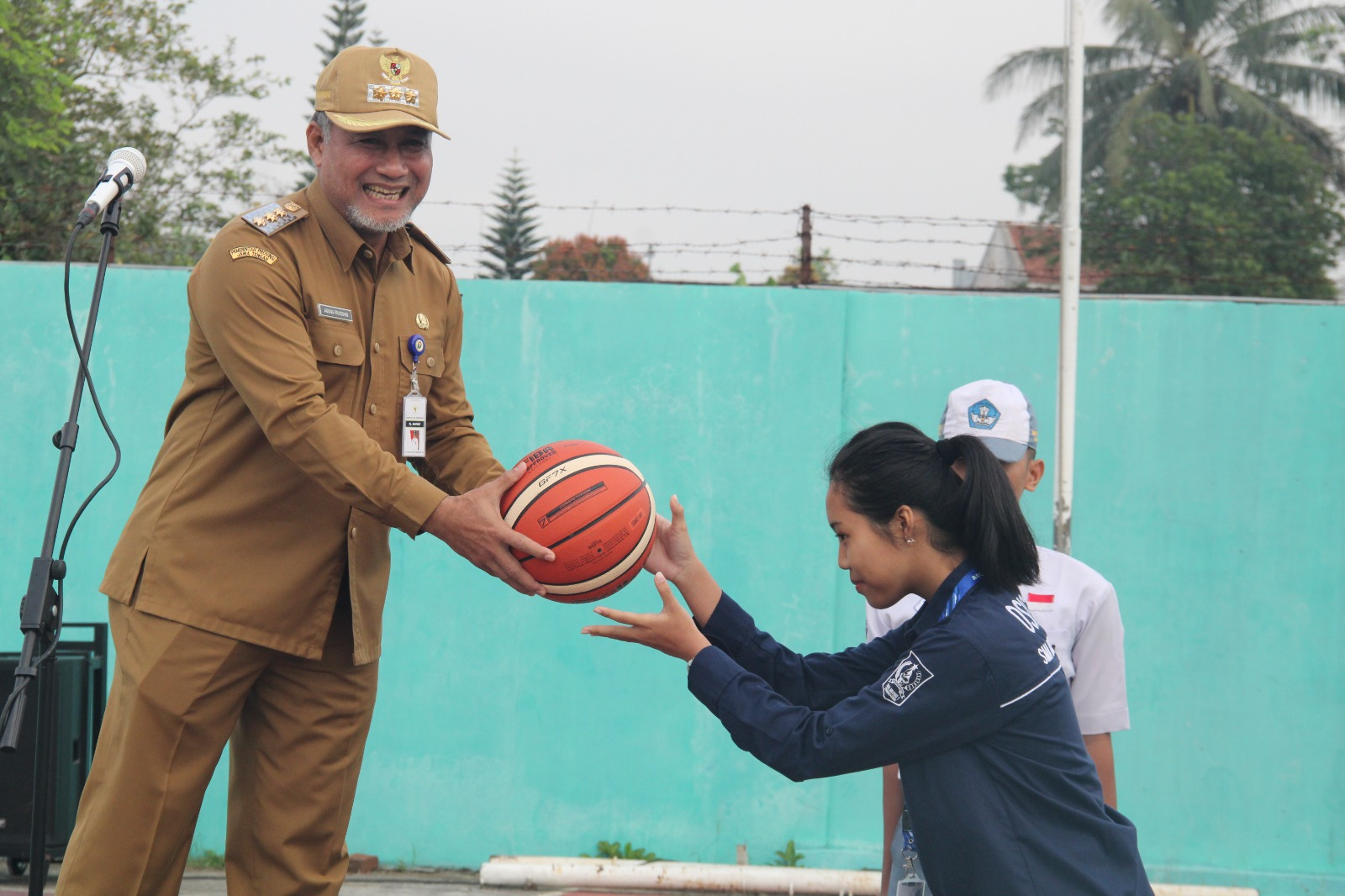 Pj. Bupati Jadi Inspektur Upacara Bendera di SMA N 1 Temanggung