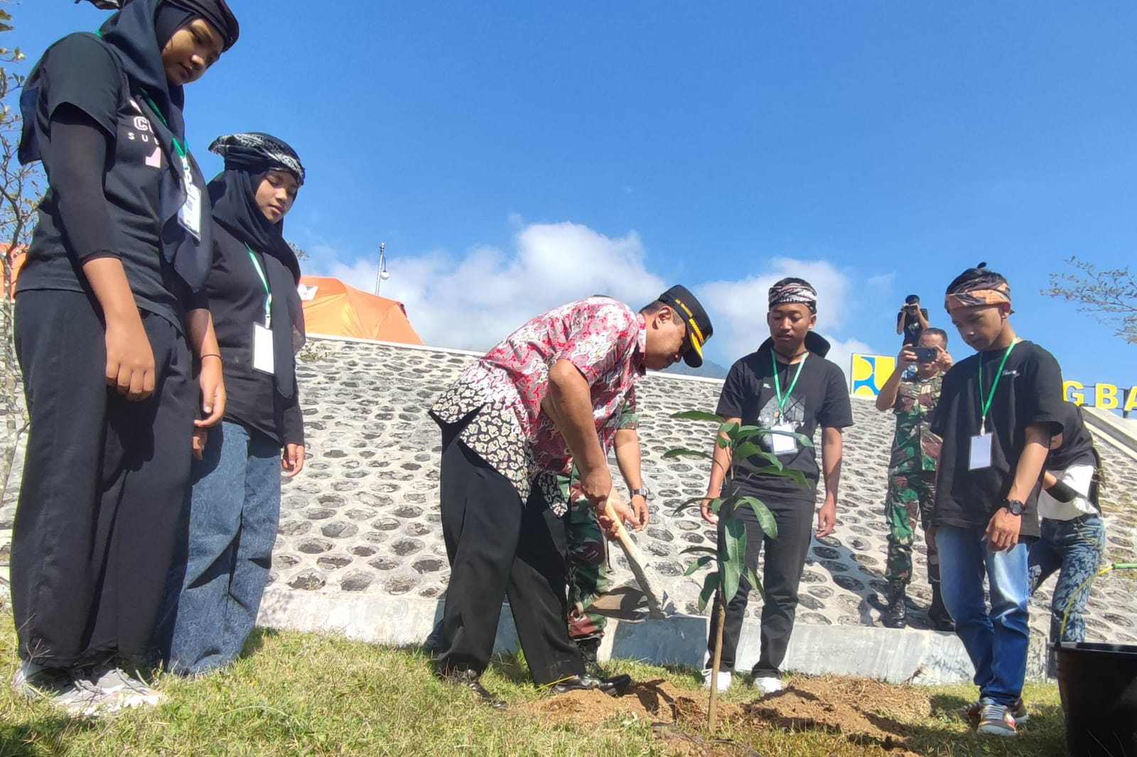 Siswa Baru SMK Bhumi Phala Hijaukan Lereng Sindoro