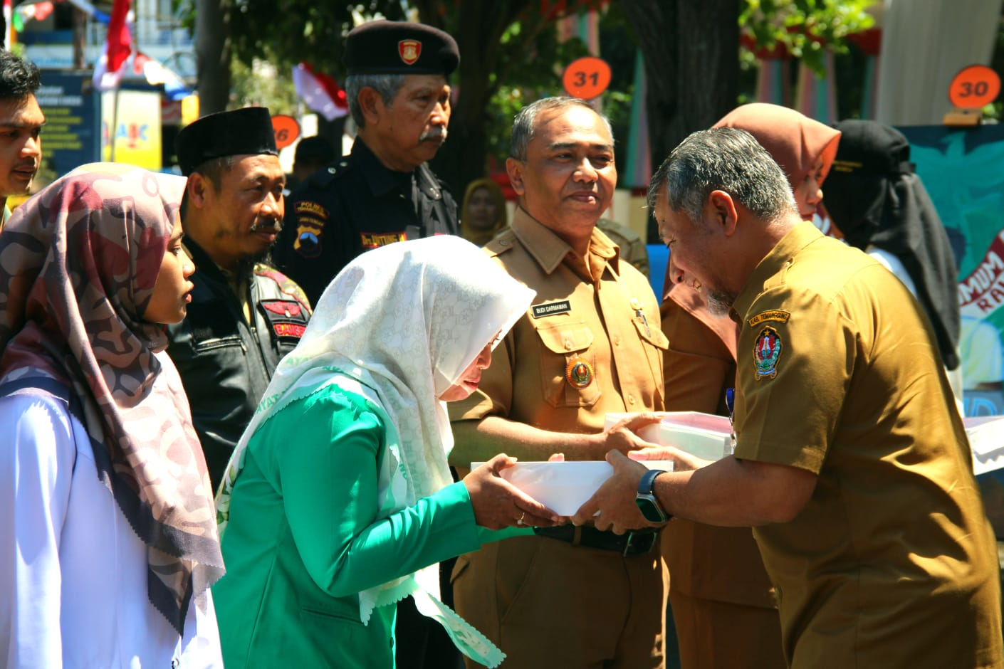 Sambut HUT ke-79 Kemerdekaan RI, Pemkab Bagikan Ribuan Bendera Merah Putih