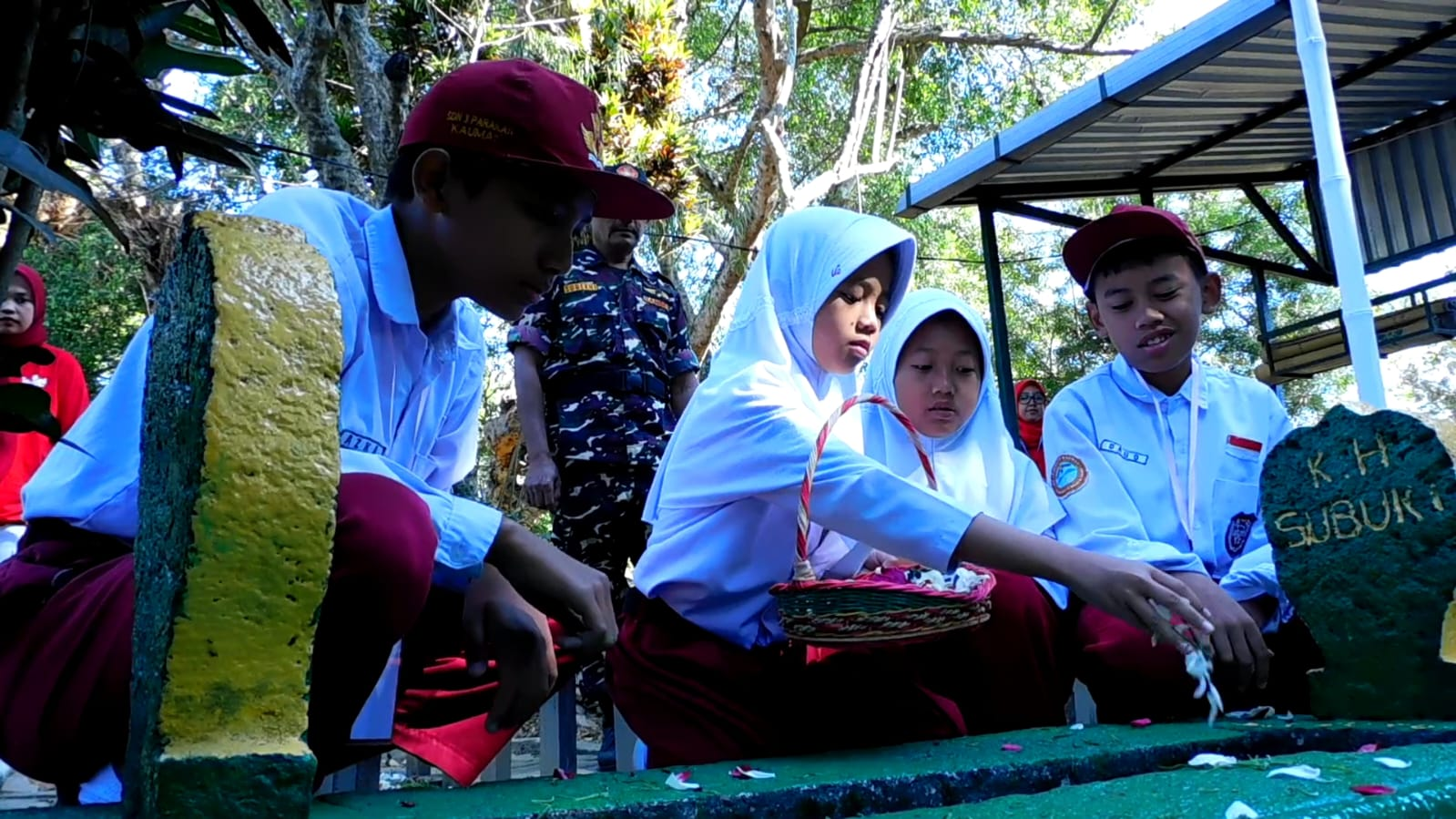 Siswa SDN 3 Parakan Kauman Ziarah ke Makam Jenderal Bambu Runcing