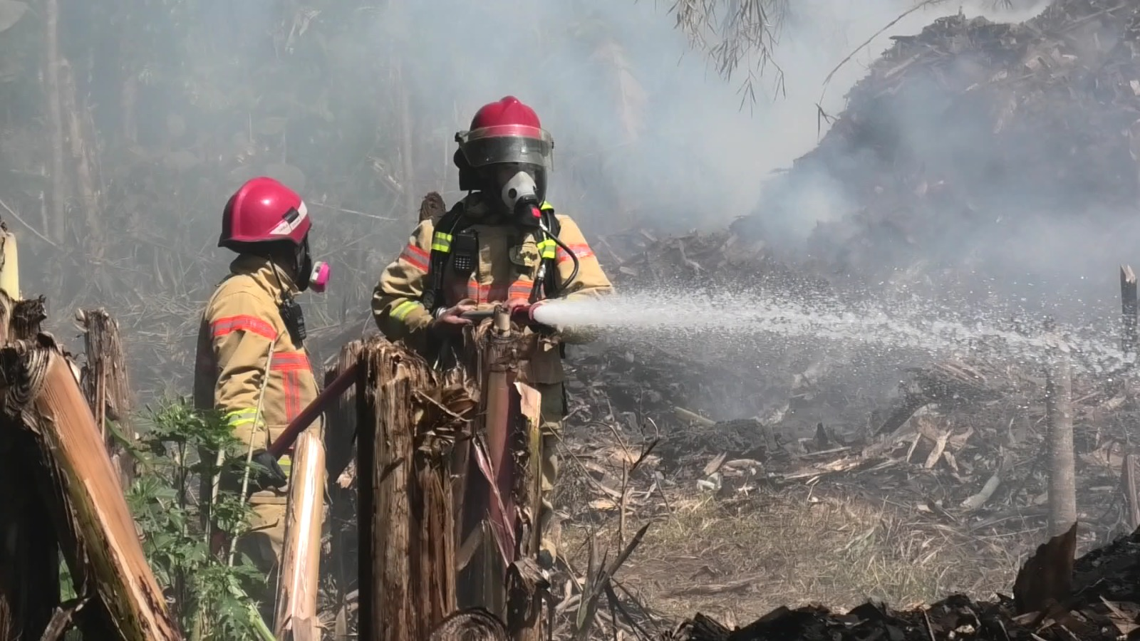 Damkar Temanggung Tangani Kebakaran Limbah Kayu Pabrik