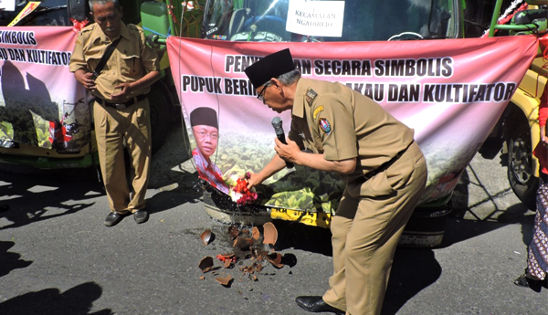 Secara Simbolis Bupati Temanggung (Peci Hitam) Memberikan Bantuan Kepada Petani Tembakau