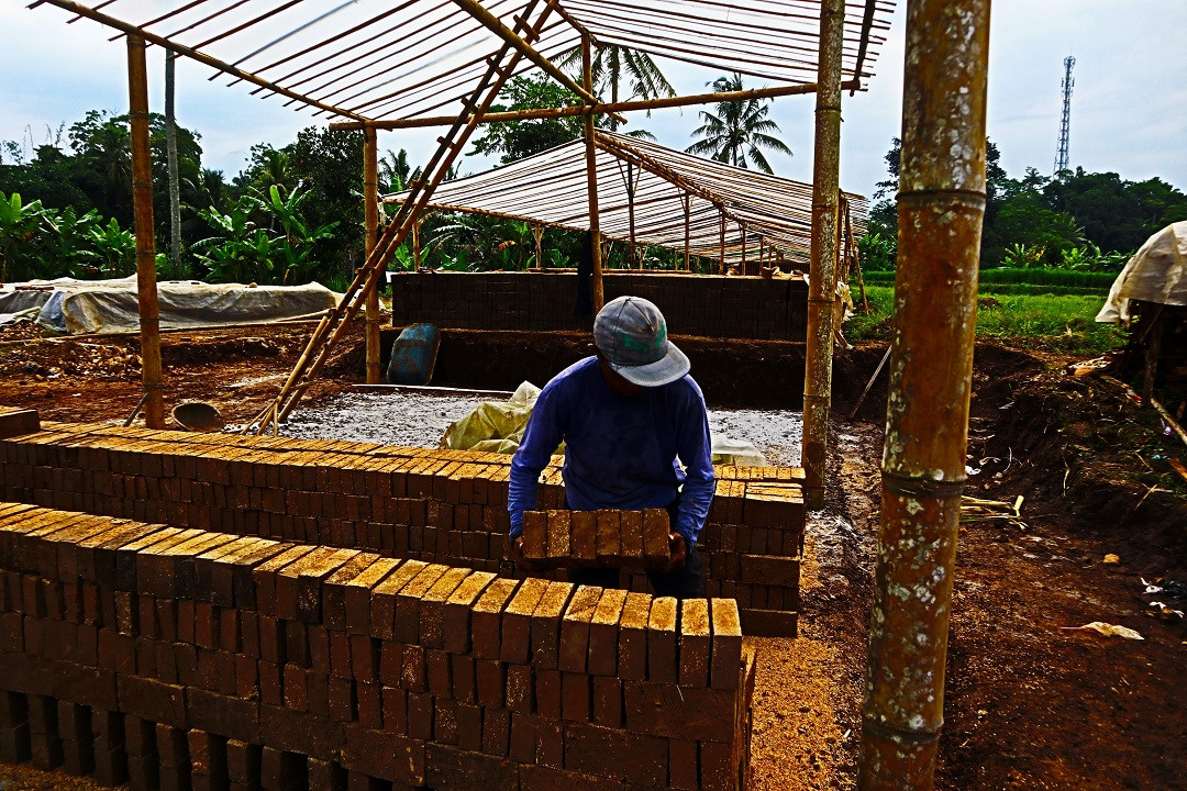 Pengrajin Batu Bata di Temanggung Turunkan Harga