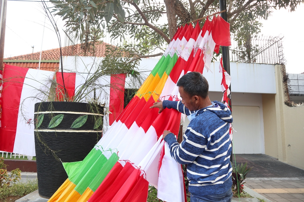 Jelang HUT RI, Pedagang Musiman Menangguk Untung dari Menjual Bendera