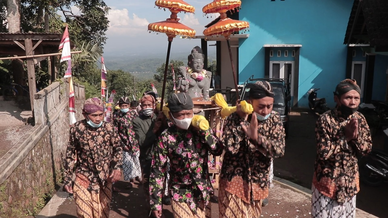 Umat Buddha Kalimanggis Gelar Ritual Peletakan Patung Dewi Sri 