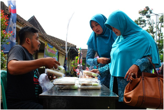 Warga Antusias Datangi Pasar Murah di Kecamatan Bulu 