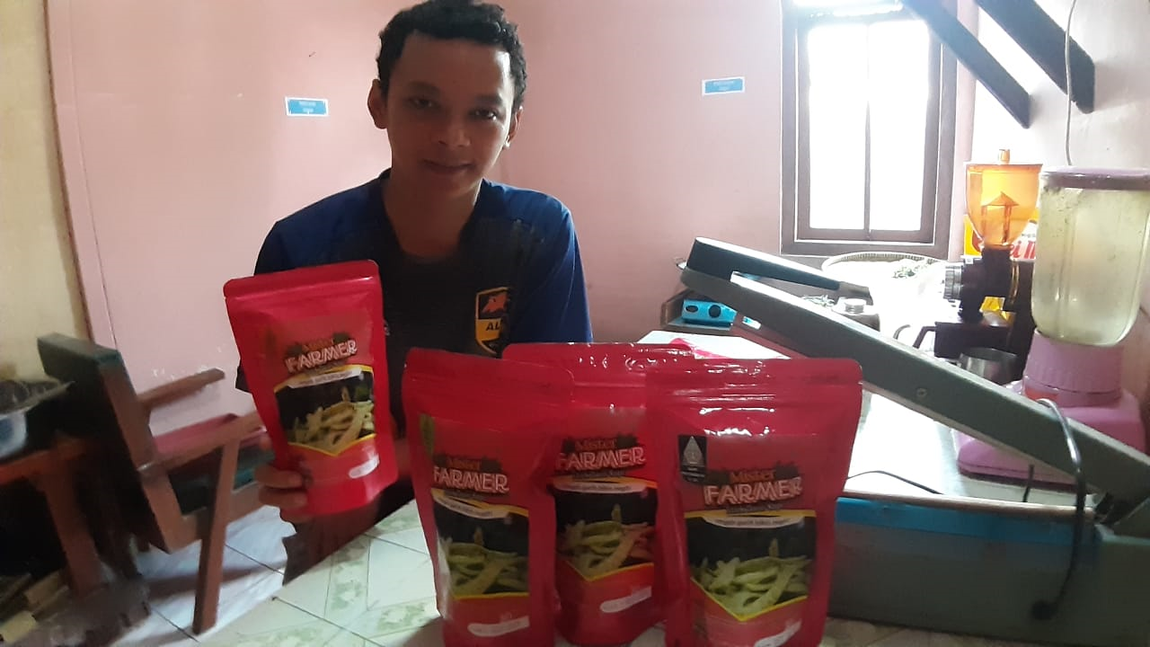 Pemuda Gemawang Olah Daun Kopi Menjadi Stik