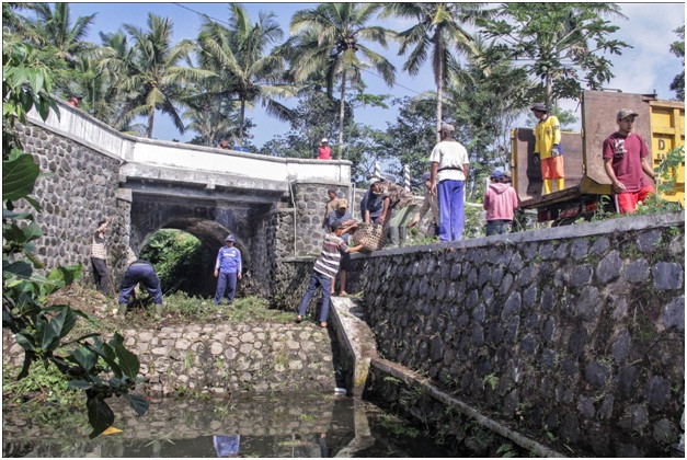 Bersihkan Aliran Sungai, Masyarakat Giatkan Kerja Bhakti