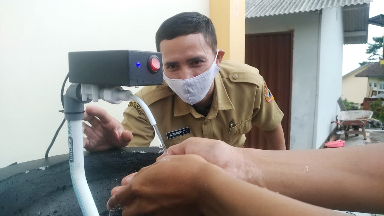 Cegah Penyebaran Covid-19, Siswa SMKN Bansari Kreasikan Alat Cuci Tangan Otomatis