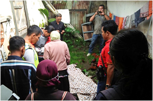 Sesosok Jenazah Tertelungkup Ditemukan di Belakang Warung 