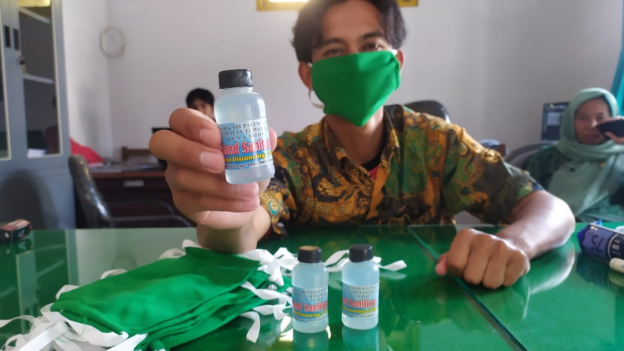 Antisipasi COVID -19 Desa Joho Temanggung, Bagikan Masker dan Hand Sanitizer