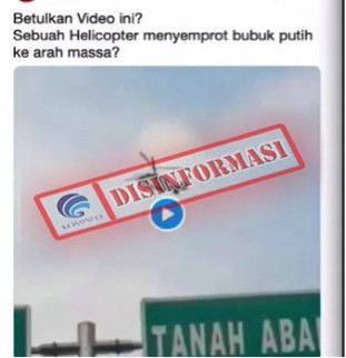 [DISINFORMASI] Sebuah Helikopter Menyemprot Bubuk Putih ke Arah Massa