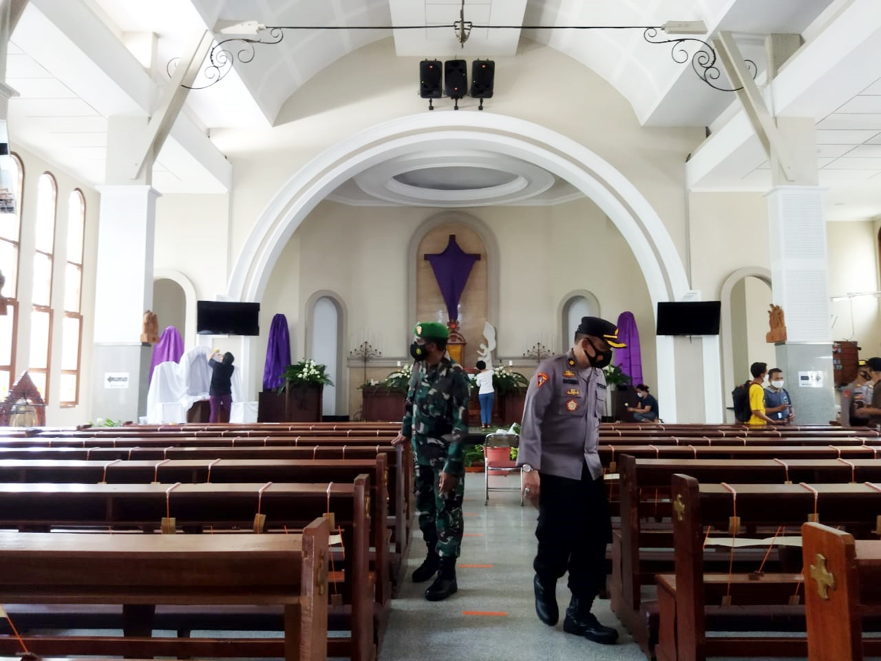 Jelang Paskah TNI Polri Lakukan Screening Gereja 