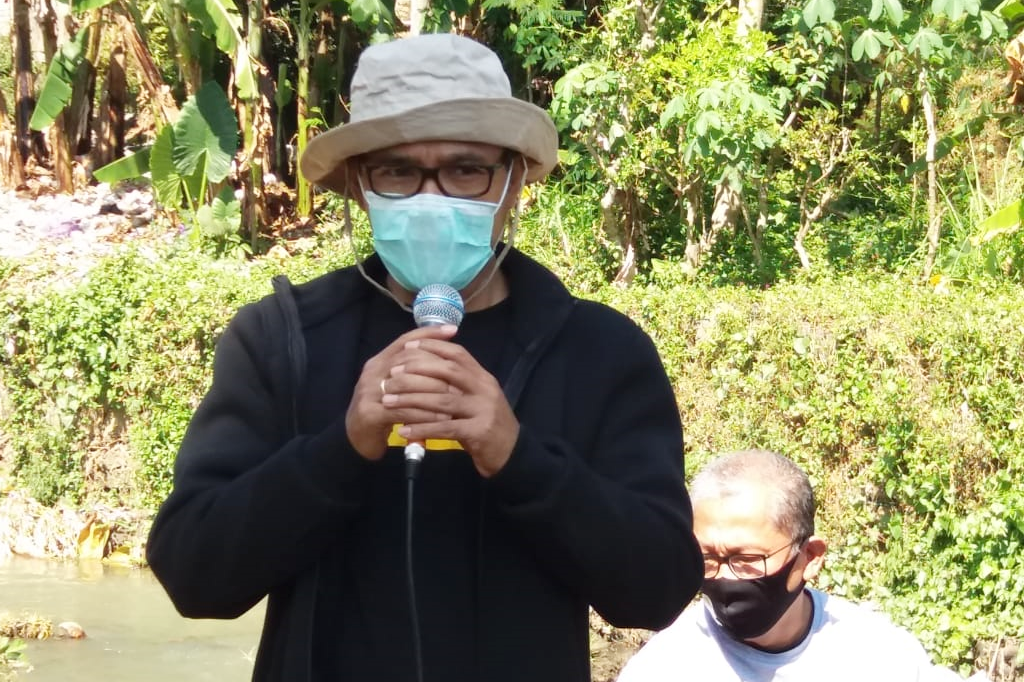 Ngopi Bareng di Pinggir Kali Sembari Diskusi Pengelolaan Sampah