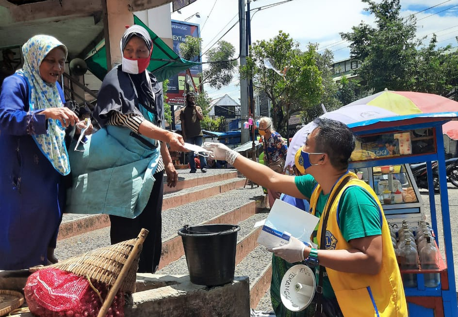 Cegah Penyebaran Korona Lion Club Bagi Masker di Pasar Kliwon 