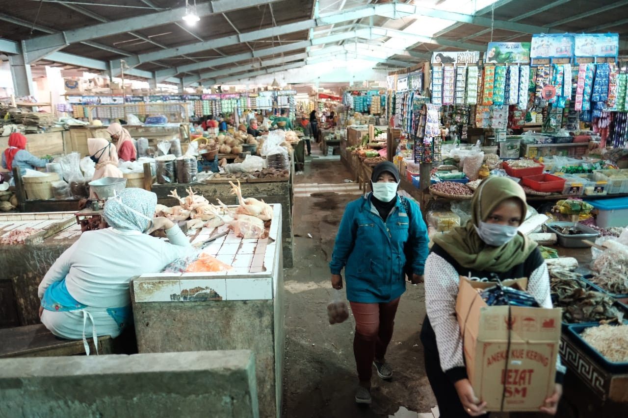 Gugus Tugas Sosialisasikan Wajib Pakai Masker di Pasar Ngadirejo