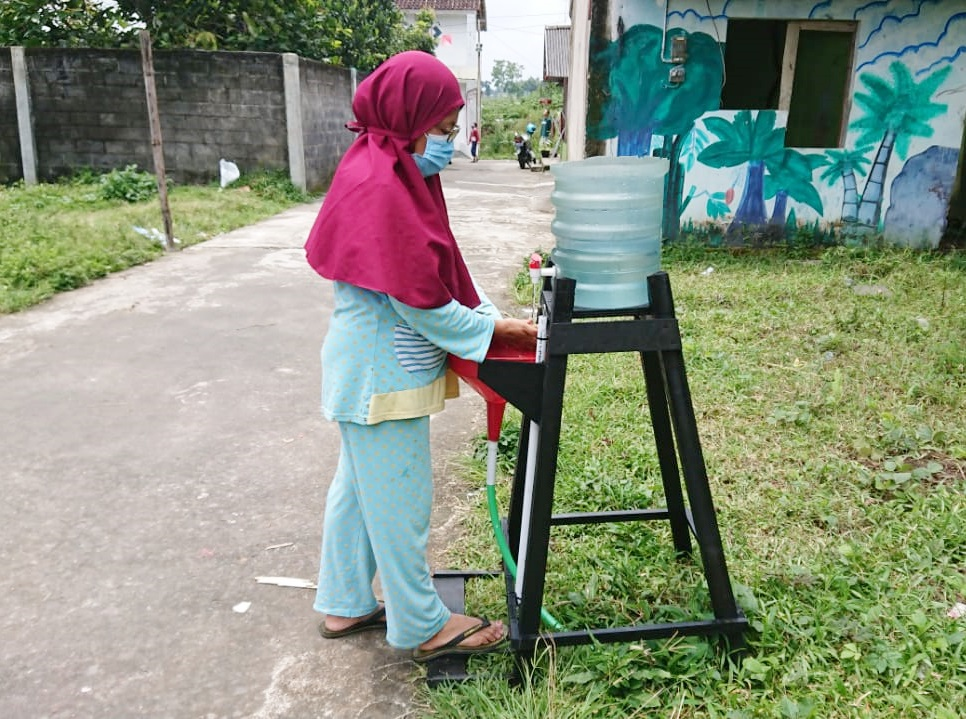 Cegah Penularan Covid-19, Mahasiswa KKN Undip Buat Alat Cuci Tangan Tanpa Sentuh