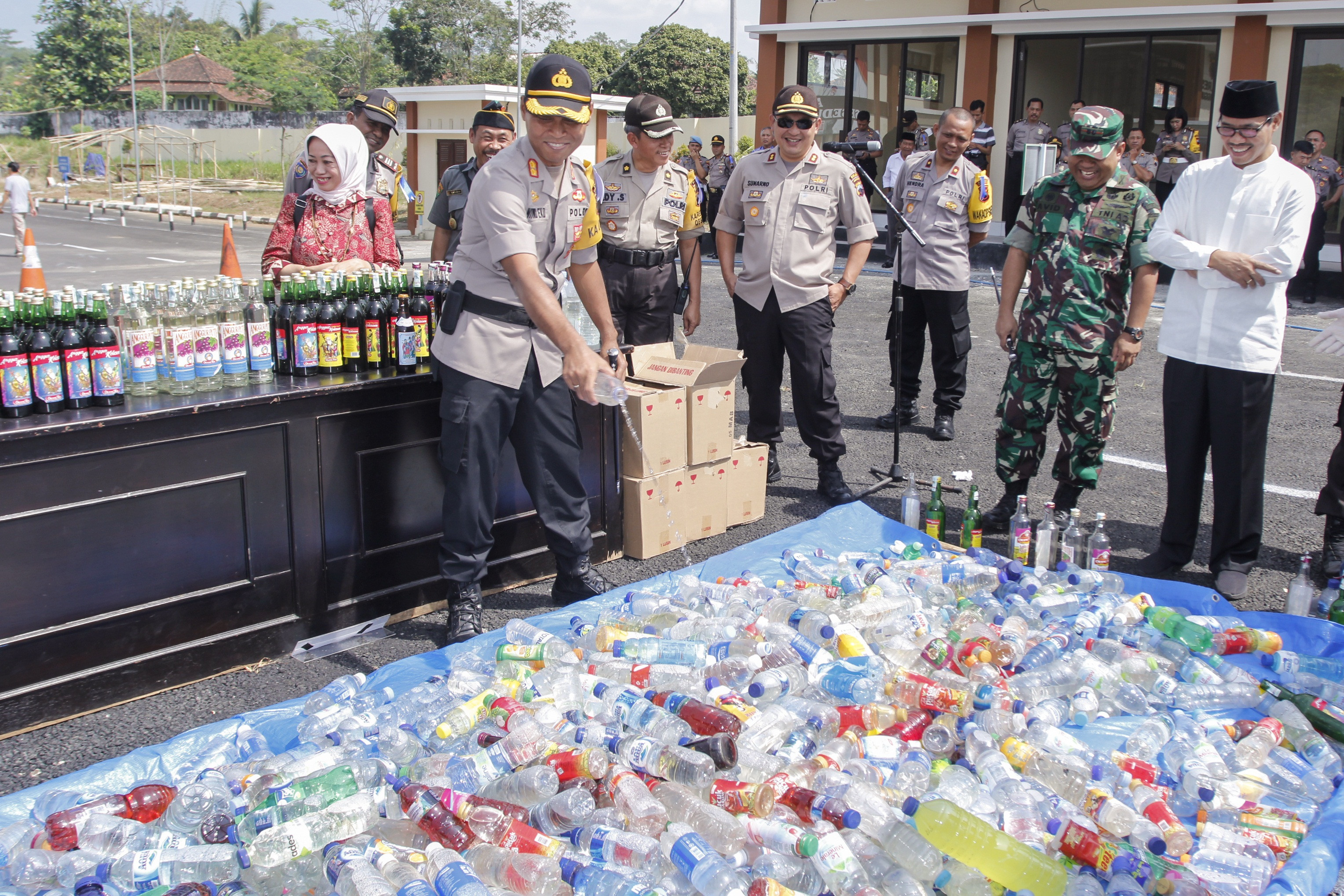 H-1 Lebaran, Polres Temanggung Musnahkan 2104 Barang Bukti Miras