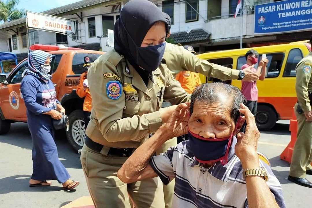 Petugas Gabungan Gelar Operasi Masker di Pasar kliwon Temanggung 