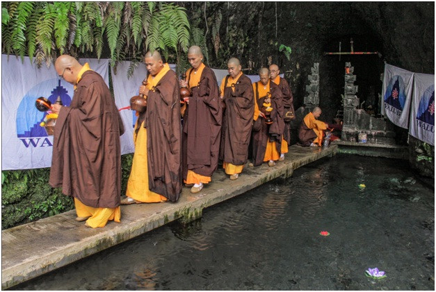 Ritual Pengambilan Air Berkah Waisak 2563 BE di Umbul Jumprit