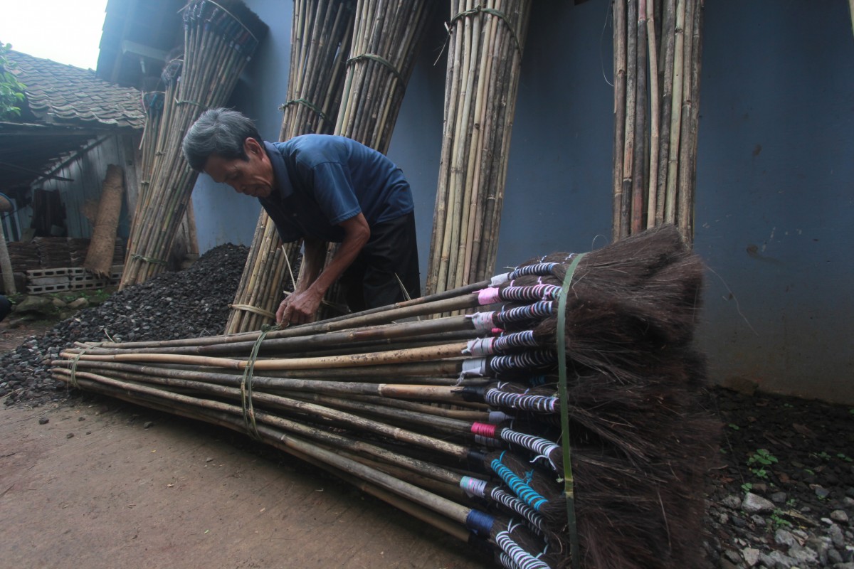 Terkendala Modal, Pengrajin Sapu Masih Tetap Eksis