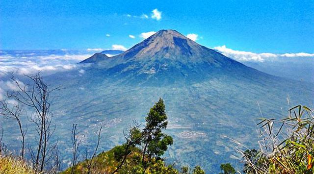 Dari Kabupaten Ini Terlihat Jelas 4 Gunung yang Indah